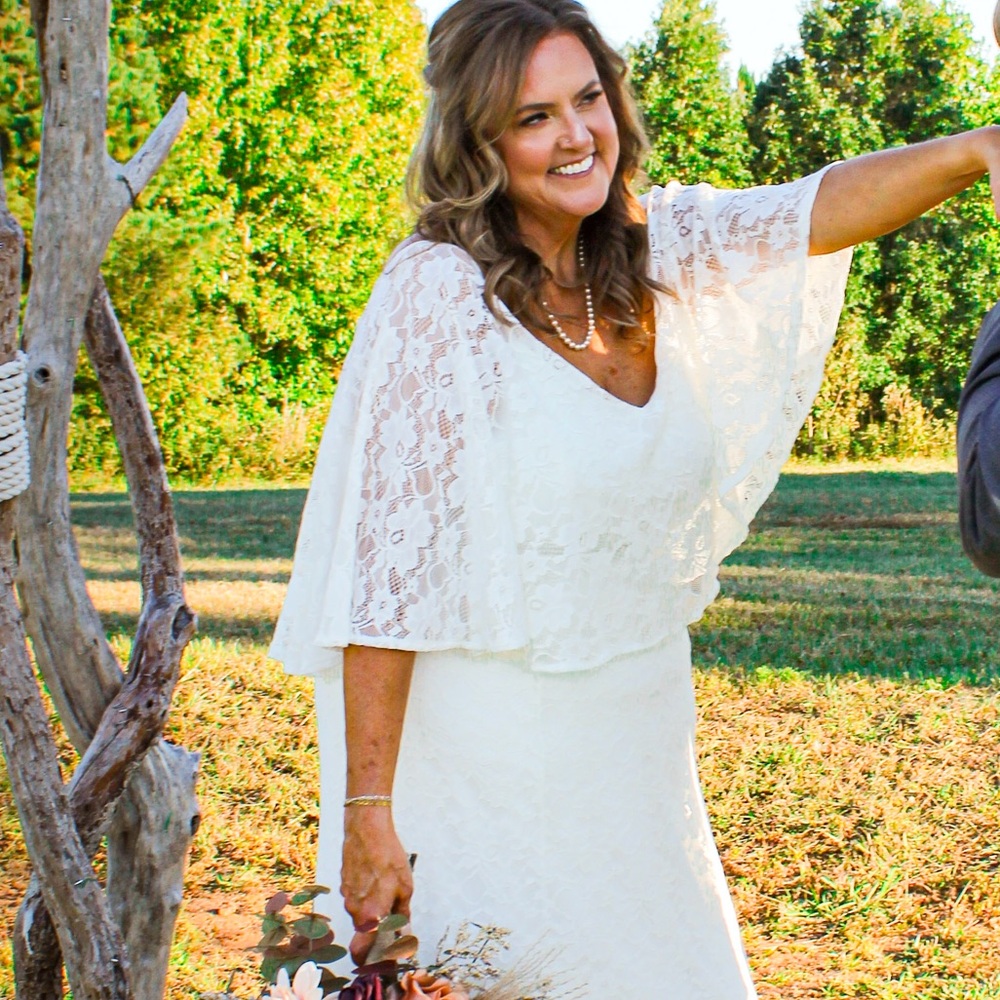 Wedding dress size 14 Torrid NWT. Off white lace. - Picture 10 of 10